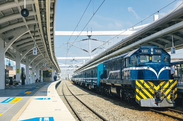 藍皮解憂號觀光列車 - 鐵道旅遊，漫遊台東人氣景點